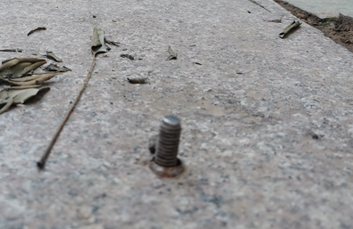 西安锦园路路面遗留多个膨胀螺栓 凸出地面几厘米差点绊倒行人