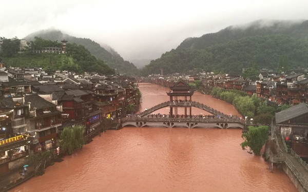 大暴雨袭击湖南凤凰 水位暴涨古城被淹