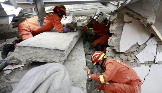 重庆高新区山体垮塌压垮厂房 仍有2名前期失联人员被埋