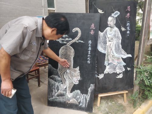 咸阳六旬教师退休后当保安 创作粉笔画成“网红”