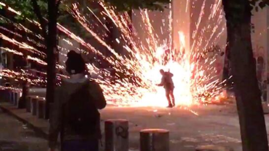 美国一城再发骚乱 示威者动用"迫击炮"、向警方扔刀
