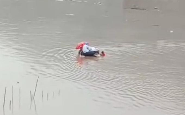 云南一产妇洪水中在轮胎上成功分娩 众人水中推行一度被淹