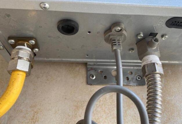 非专业人士安装热水器接反水气管 致西安一小区1800用户停气5天
