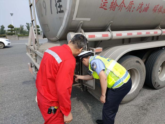 西咸高速交巡警开展危化品车辆专项整治行动 查处3起交通违法行为