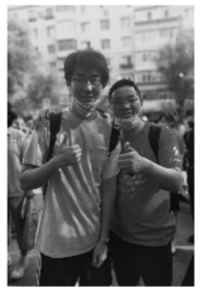 沈阳市第二中学学生和老师沈小冬（右）合影。 辽沈晚报记者 王月宏 摄