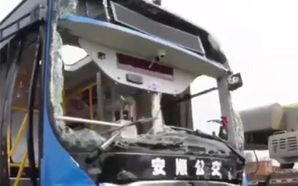贵州坠湖公交车已打捞上岸 车头受损严重