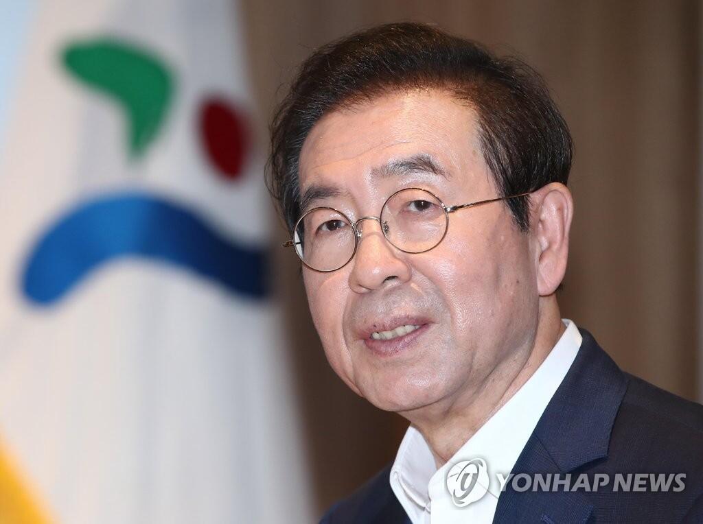 韩媒：首尔市长今天上午背黑包、戴黑帽离开官邸