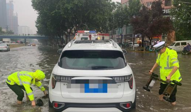西安市北郊突降暴雨 未央交警淌水3小时疏通道路
