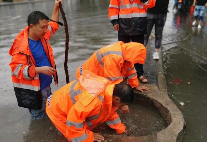 西安暴雨突至 各防汛单位启动三级防汛预案排水抢险