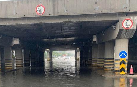 西安北郊多处路段积水 致使车辆无法行驶