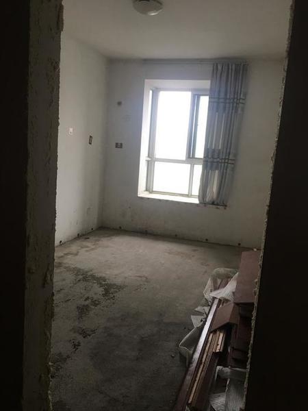 西安一租客退租后不清理垃圾 毛坯房被改为家庭旅馆拆除费需数千元