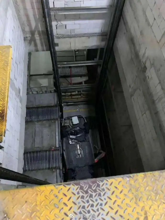 小车开进立体车库发生意外，坠入10米电梯井致车主身亡！现场监控曝光