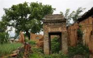 西安少陵原上废弃的古宅 没倒的垂花门精美无比