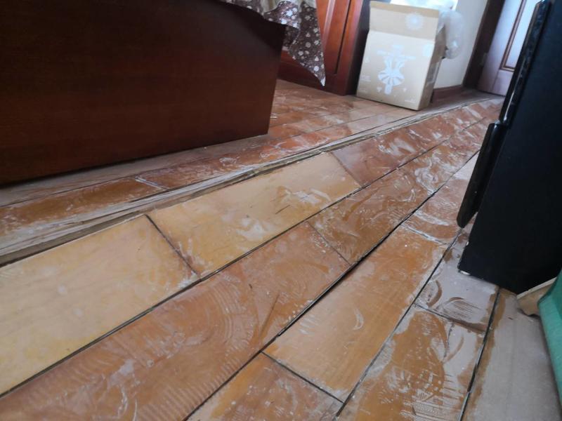 西安颐馨花园小区业主家卧室漏水被淹 实木地板泡成“山丘”