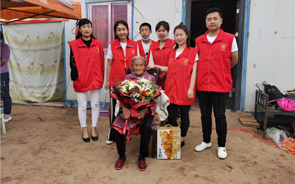 榆林107岁老人以捡破烂为生 志愿者为她举办特殊生日会