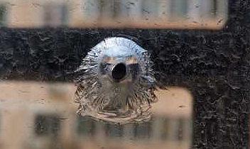 惊！宝鸡陈仓区兴华苑小区多个住户玻璃被穿孔疑似枪击？