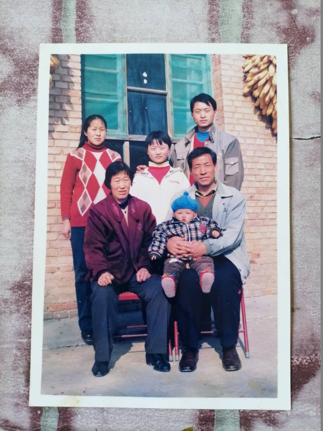 靳金保（前排右一）与家人的合照。澎湃新闻记者 陈雷柱 图