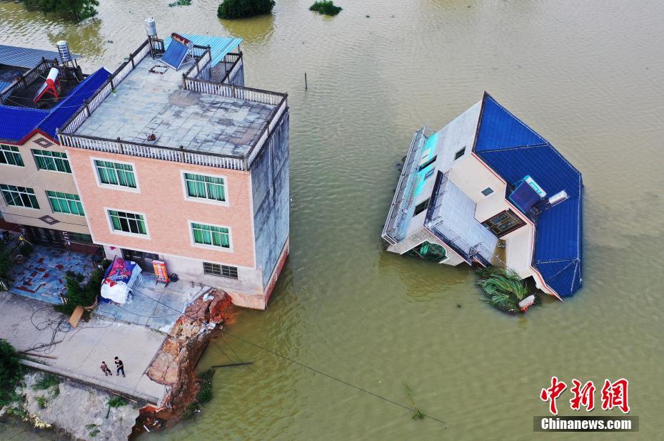 江西鄱阳三层楼房洪水中倾倒 村民划舟前行