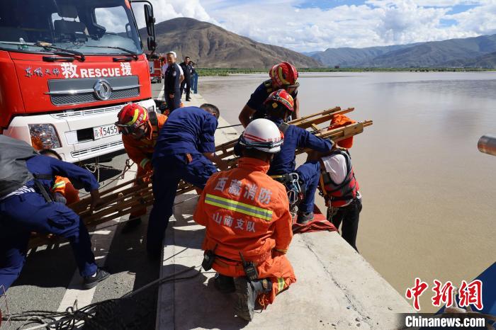 西藏山南一车辆冲入雅鲁藏布江3人被困消防成功救援