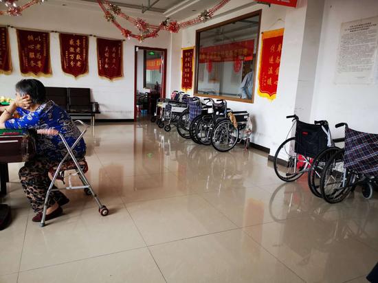 乐福轩养老院的老人活动中心，老人自背轮椅出行。