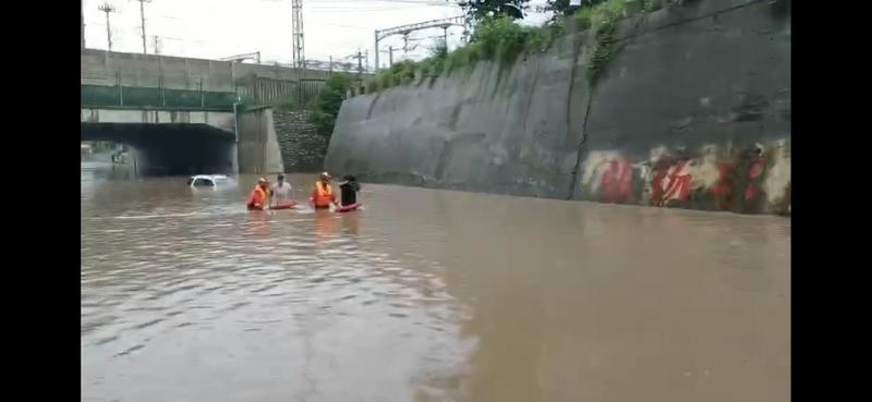 铁路大桥下暴雨积水车辆被淹 消防10分钟救出两男子