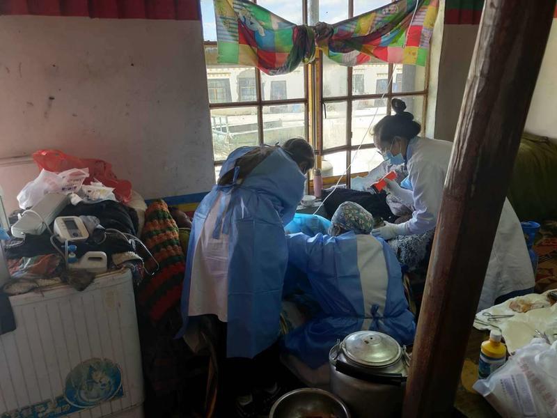 阿里脱贫 陕西力量|48岁援藏医生钟丽春 跪在地上给当地产妇缝合伤口