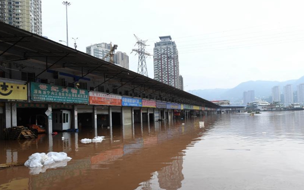 长江洪峰通过重庆主城 沿江商铺被淹