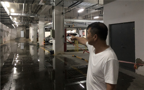 西安长乐东路香王小区一下雨车库就漏水 严重时得穿雨鞋