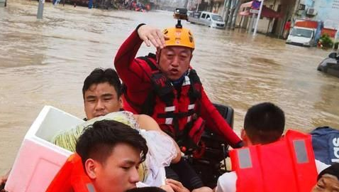 陕西曙光救援队前往六安市紧急救援 转移老人、妇女儿童70多人