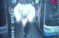 咸阳一男子公交车上行窃跳窗 司机跟随跳窗将男子制服