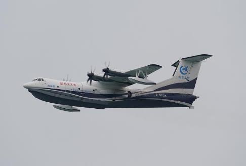 中国自研大型水陆两栖飞机"鲲龙"AG600海上首飞成功