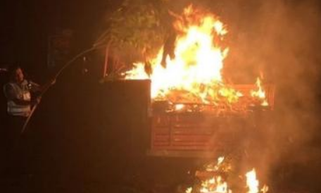 7月22日连霍高速兴平段一货车突然起火 1.8万元家具被烧毁