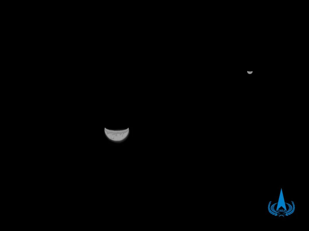 上图为2020年7月27日，天问一号探测器在距离地球约120万公里处拍摄的地月合影照片