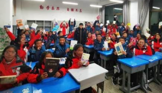 阿里脱贫 陕西力量丨援藏老师自筹书籍 建立校园图书馆