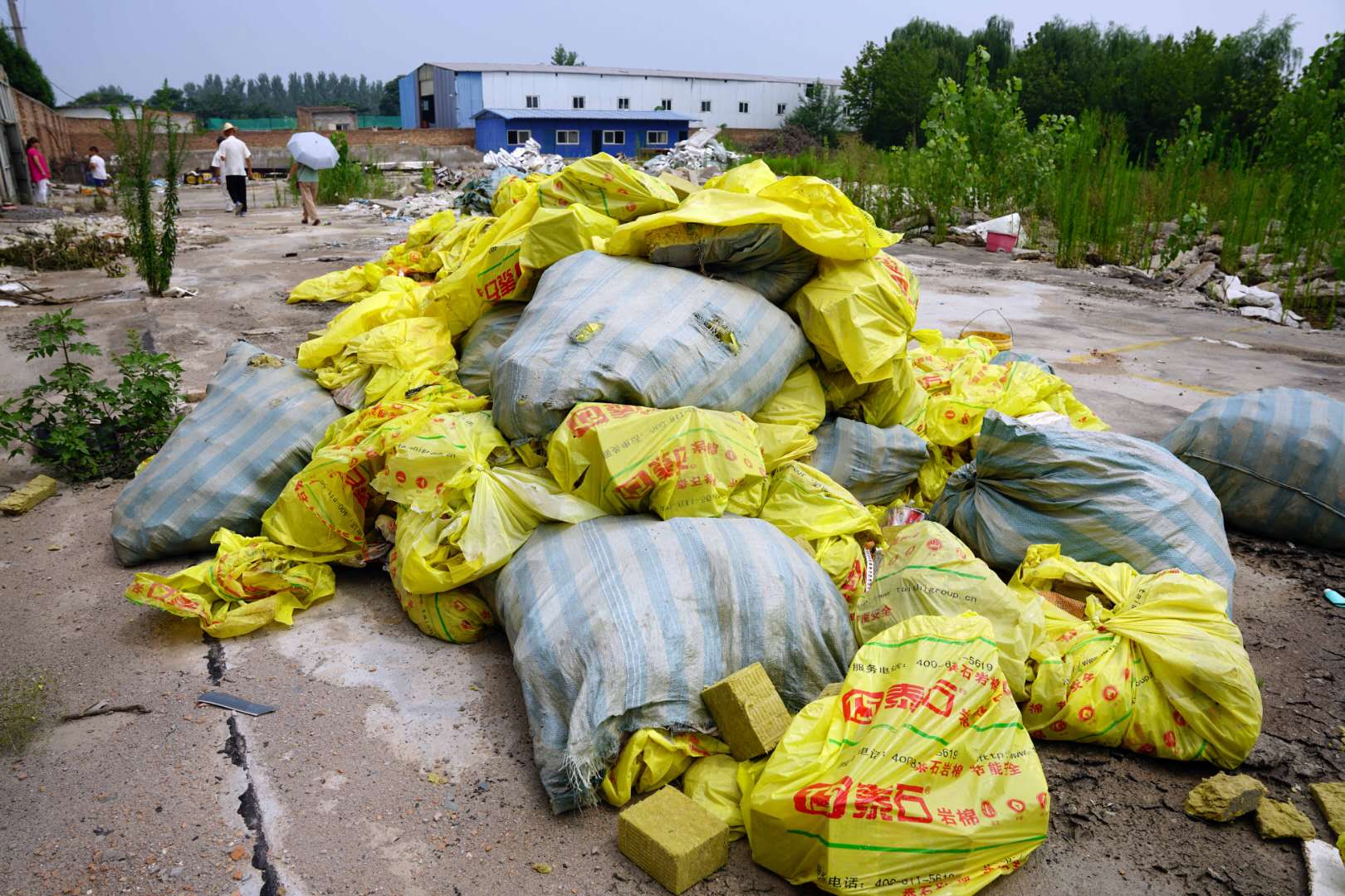 西安徐寨村40余亩耕地中被倾倒大量建筑垃圾 辖区城管介入调查