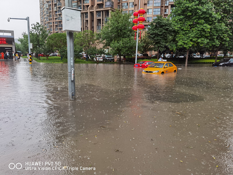 视频|刚刚，西安突降暴雨多处路段出现积水 过路司机小心驾驶  