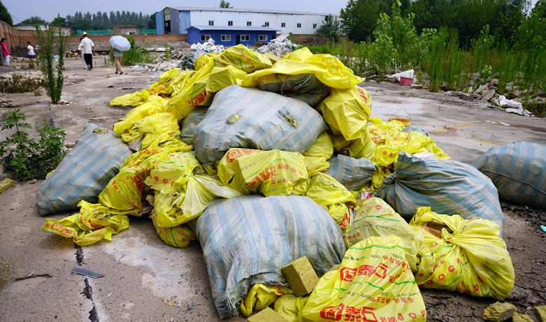 西安未央区一村民想在废弃驾校场复耕 深夜却被倾倒建筑垃圾