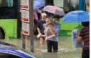 暴雨中淌水背乘客 两名西安公交司机被市民“悄悄”点赞