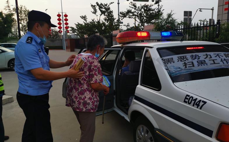 渭南87岁老人夜晚逆行高速出口 民警通过手里的扇子找到联系方式