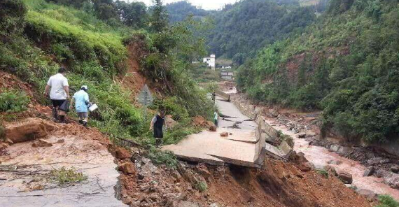 汉中女游客下山时摔伤被困又遇暴雨 医护、消防向山洪逆行施救