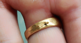 商洛女子梦金园买足金戒指送老公 一个月后戒指竟出现“破洞”