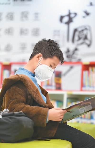 一位小朋友正在贵州省贵阳市南明区图书馆内的少儿阅读区读书。 赵 松 图（人民视觉）