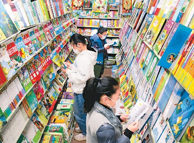 　小朋友在江苏省苏州市文化市场内翻阅图书。 王建康 图（人民视觉）