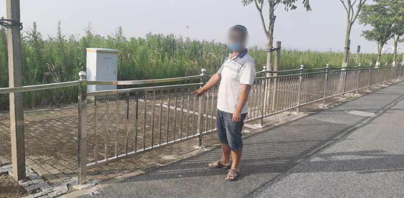 男子在上海马路上偷12片护栏用于家里装修 被刑拘