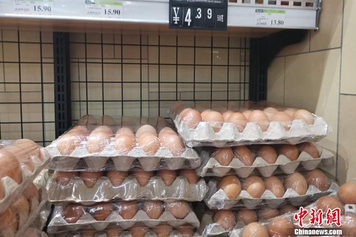 图为北京丰台一家超市内售卖的鸡蛋。