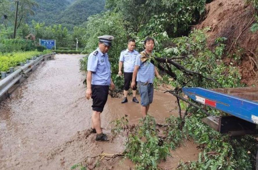 ​汛期致108国道周至段积水和山体滑坡 公安紧急解救70余辆车、200余人