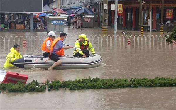 再现“雨中情” 西咸新区暴雨 民警用皮划艇救助孕妇和病人