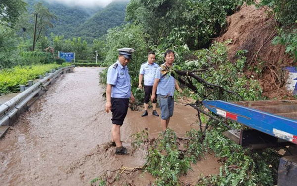 ​汛期致108国道周至段积水和山体滑坡 公安紧急解救70余辆车、200余人