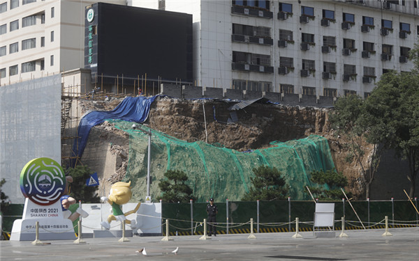 西安明秦王府城墙遗址坍塌处搭起围挡 广场盘道西侧施行交通管制