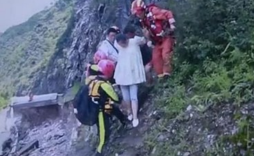 泪目！商洛消防员用身体围在救生艇周围 为孕妇抵挡洪水